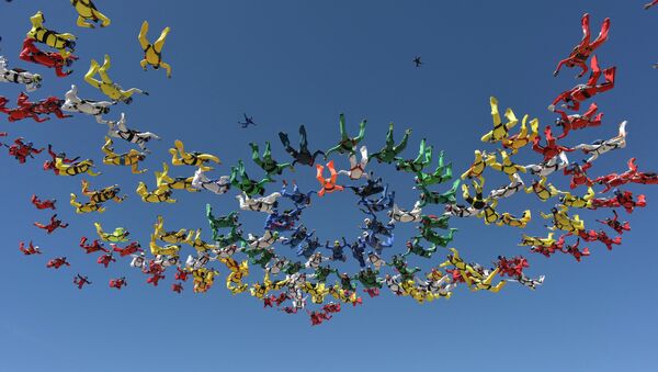Парашютисты образуют в воздухе круг во время попытки установить мировой рекорд. 3 апреля 2014