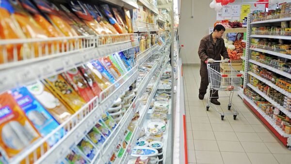 Мужчина выбирает продукты в магазине, Архивное фото