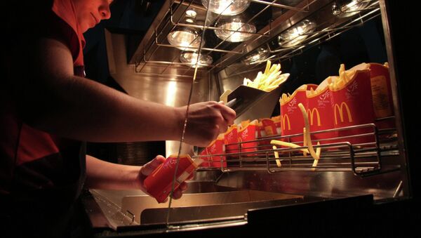 Работник ресторана быстрого питания Макдоналдс, архивное фото