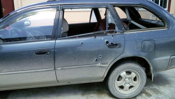 Машина журналистов AP, которую расстрелял человек в форме полицейского. Афганистан, 4 апреля 2014. Фото с места события