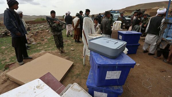 Работники избирательной комиссии готовятся к выборам в провинции Герат, Афганистан. Архивное фото
