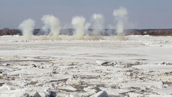 Специалисты МЧС взрывают лед. Архивное фото