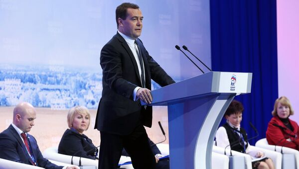 Председатель правительства РФ Дмитрий Медведев (в центре) выступает на заседании съезда депутатов сельских поселений от партии Единая Россия в Волгограде