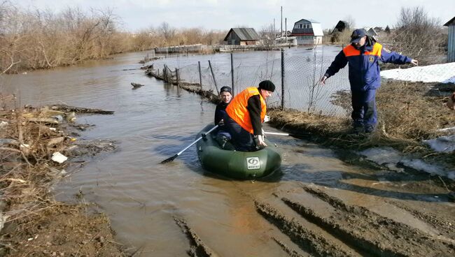 Спасатели эвакуировали женщин с дачи под Томском, где подтопило дорогу