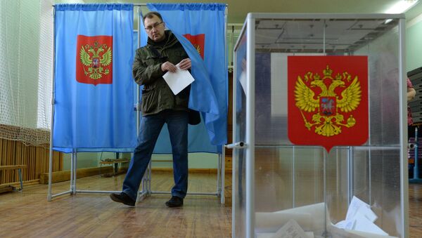 Избиратель голосует на досрочных выборах мэра города на одном из избирательных участков в Центральном районе Новосибирска