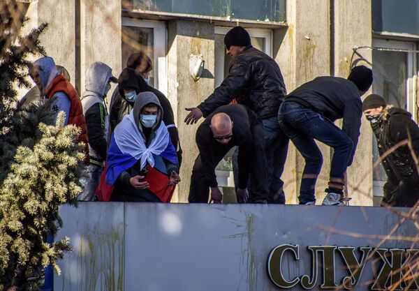 Митингующие в Луганске взяли под контроль здание регионального управления СБУ Митингующие в Луганске взяли под контроль здание регионального управления СБУ