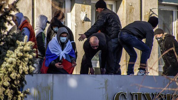 Митингующие в Луганске взяли под контроль здание регионального управления СБУ