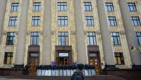 Сотрудники правоохранительных органов у входа в здание областной администрации в Харькове. Архивное фото