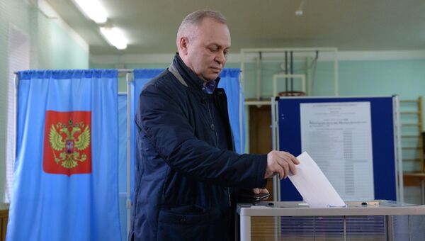 Кандидат в мэры от партии Единая Россия Владимир Знатков во время голосования