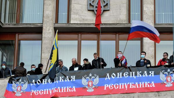 Митингующие у здания областной администрации в Донецке. 6 апреля 2014