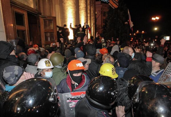 Сторонники федерализации во время штурма здания Харьковской областной госадминистрации