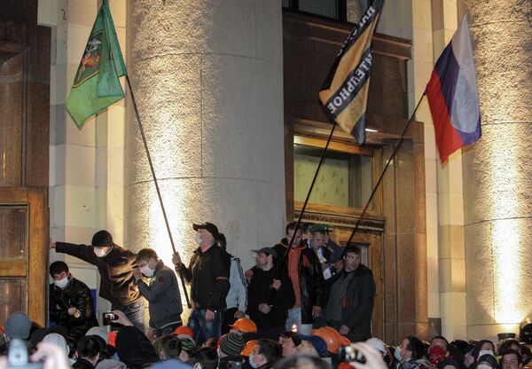 Сторонники федерализации после захвата здания Харьковской областной госадминистрации