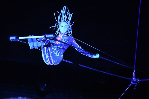 Гимнастка на трапеции Ксения Ёлкина во время циркового шоу UFO. Цирк с другой планеты