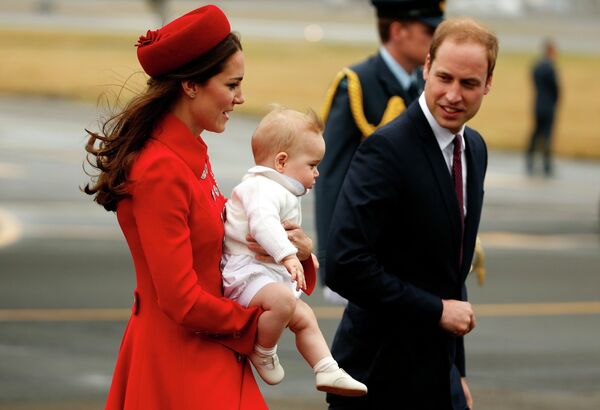 Принц Уильям со своей женой герцогиней Кембриджской Кейт с сыном принцем Джорджем во время поездки в Новую Зеландию