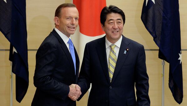 Премьер-министр Австралии Тони Эбботт и его японский коллега Синдзо Абэ перед заседанием Совета национальной безопасности при официальной резиденции Абэ в Токио 7 апреля 2014.