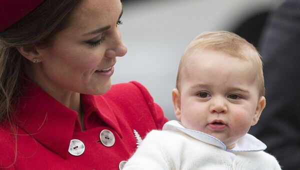 Герцогиня Кембриджская Кейт с сыном принцем Джорджем во время поездки в Новую Зеландию