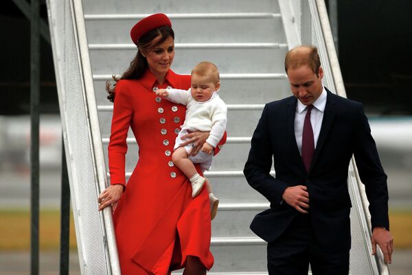 Принц Уильям со своей женой герцогиней Кембриджской Кейт с сыном принцем Джорджем во время поездки в Новую Зеландию