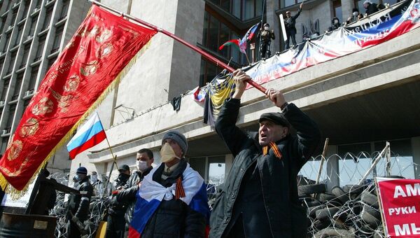 Митингующие у здания областной администрации в Донецке
