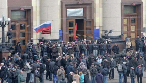 Демонстрация возле здания областной администрации в Харькове 7 апреля 2014