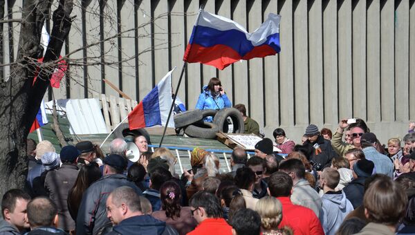 Сторонники референдума о статусе региона возле здания Службы Безопасности Украины в Луганске