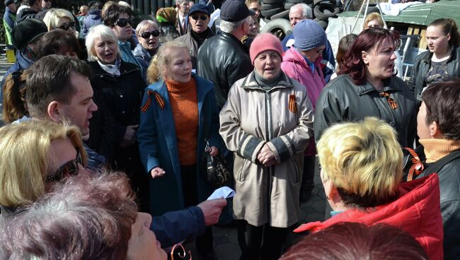 Сторонники референдума о статусе региона возле здания Службы Безопасности Украины в Луганске