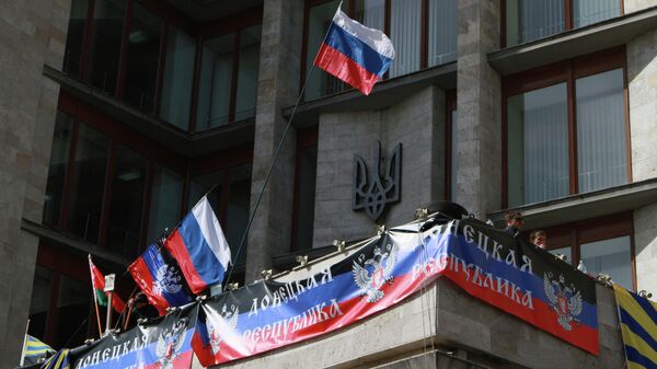 Российский флаг на здании Донецкой областной администрации. Архивное фото