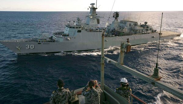 Австралийские военные корабли во время поисков пропавшего самолета авиакомпании Malaysia Airlines