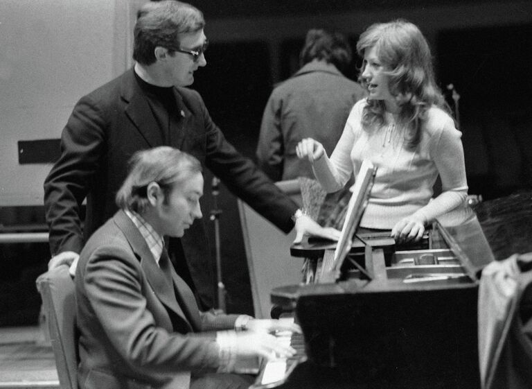 Эстрадная певица Алла Пугачева на репетиции, 1977 Эстрадная певица Алла Пугачева на репетиции, 1977