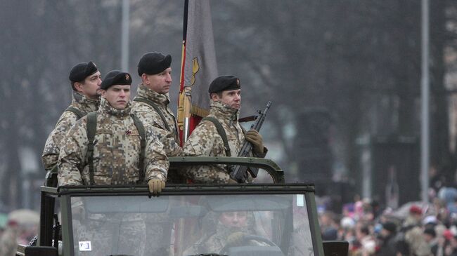 Солдаты Латвийской армии во время военного парада. Архивное фото