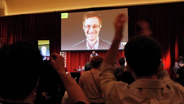 Эдвард Сноуден во время телеконференции по правам человека в Чикаго. 5 апреля 2014