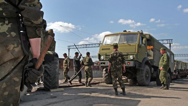 Украинские военные вывозят технику из Крыма. Архивное фото