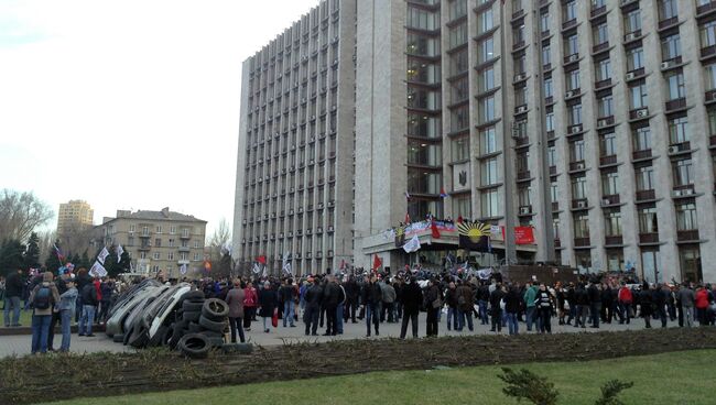 Пророссийские активисты у здания ОГА (Областной государственной администрации) Донецка