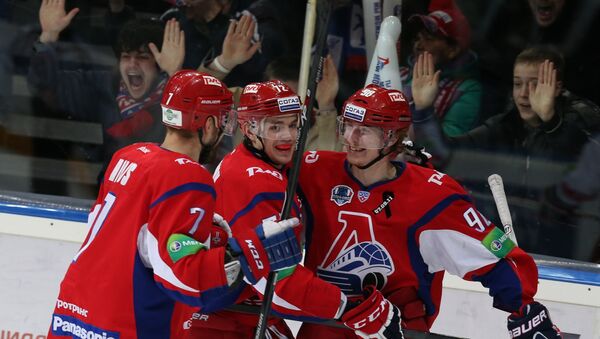 Хоккеисты Локомотива радуются заброшенной шайбе в ворота Льва