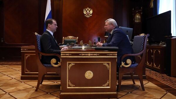 Губернатор Томской области Сергей Жвачкин на встрече с премьер-министром РФ Дмитрием Медведевым, событийное фото