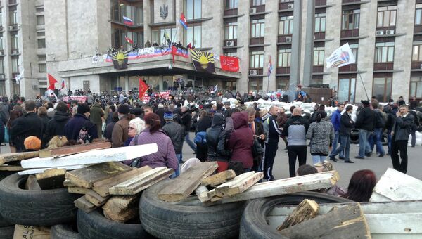 Митингующие у здания Областной государственной администрации Донецка