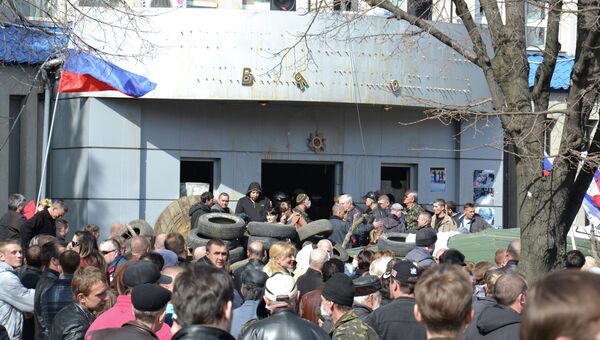 Сторонники референдума о статусе региона возле здания Службы Безопасности Украины в Луганске. архивное фото