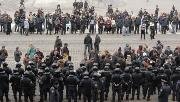 Кордон сотрудников МВД Украины перед зданием областной администрации в Харькове.