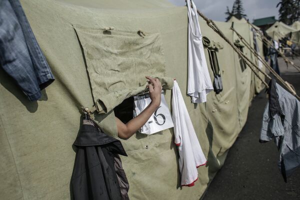 Мигрант во временном палаточном лагере в Гольяново