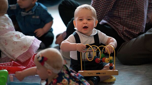 Восьмимесячный британский принц Джордж играет с детьми. 9 апреля 2014