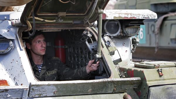 Украинские военные вывозят технику из Крыма. Архивное фото