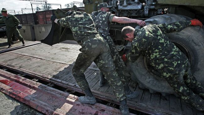 Украинские военные вывозят технику из Крыма. Архивное фото