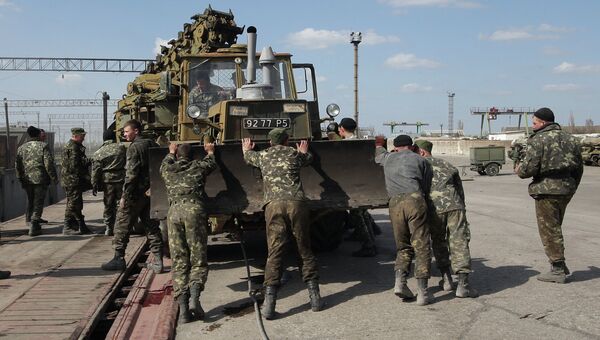 Украинские военные вывозят технику из Крыма. Архивное фото