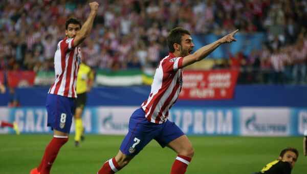 Футболисты Атлетико Адриан Лопес и Коке радуются забитому мячу в ворота Барселоны