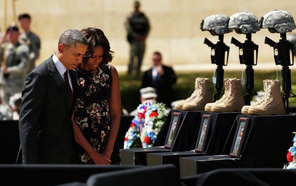 Барак Обама и Мишель Обама на церемонии поминовения жертв стрельбы на военной базе Форт-Худ в Техасе. Фото с места событий
