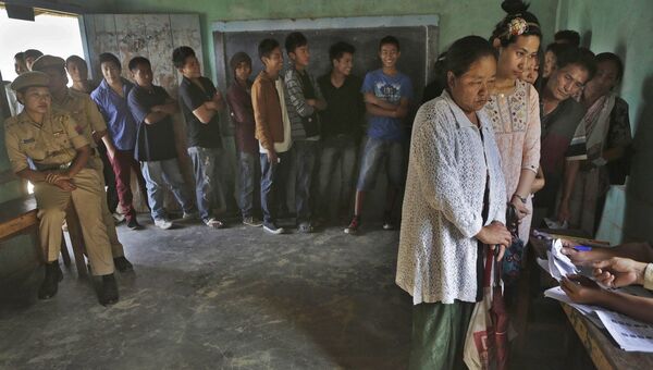 Люди в очереди на избирательном участке в Сенапати, Индия. Архивное фото