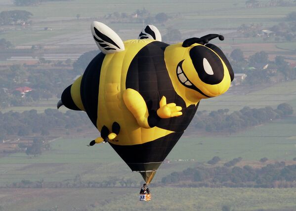 Воздушный шар в форме пчелы на Международном фестивале воздухоплавания на Филиппинах