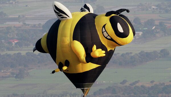Воздушный шар в форме пчелы на Международном фестивале воздухоплавания на Филиппинах
