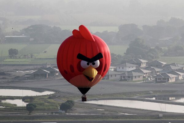 Воздушный шар в форме птицы из игры Angry Birds на Международном фестивале воздухоплавания на Филиппинах