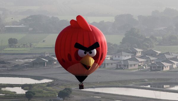 Воздушный шар в форме птицы из игры Angry Birds на Международном фестивале воздухоплавания на Филиппинах