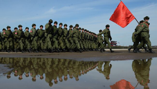 Совместная тренировка пеших и механизированных колонн перед Парадом Победы